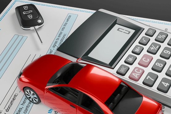 Ένα κλειδί αυτοκινήτου και μια αριθμομηχανή επάνω σε έγγραφα.