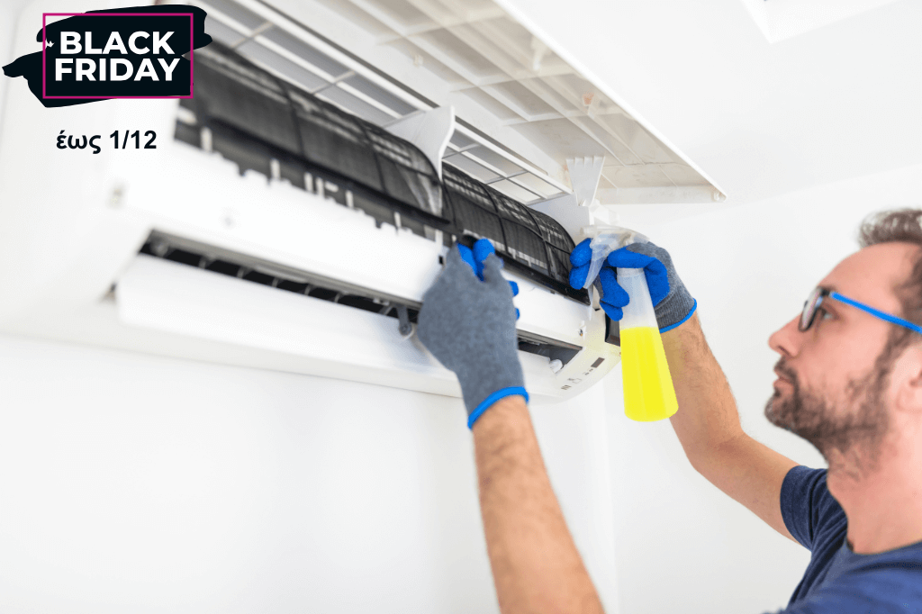 Ένας επαγγελματίας κάνει συντήρηση σε ένα κλιματιστικό.