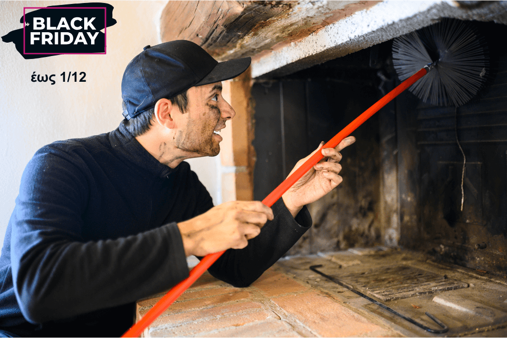 Ένας επαγγελματίας με ειδική βούρτσα με κοντάρι, καθαρίζει καμινάδα τζακιού.