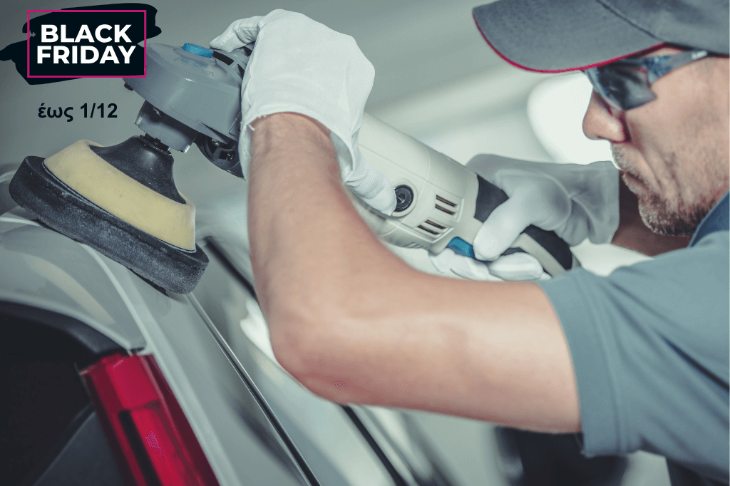 Ένας επαγγελματίας με ειδικό εργαλείο γυαλίζει ένα αυτοκίνητο.