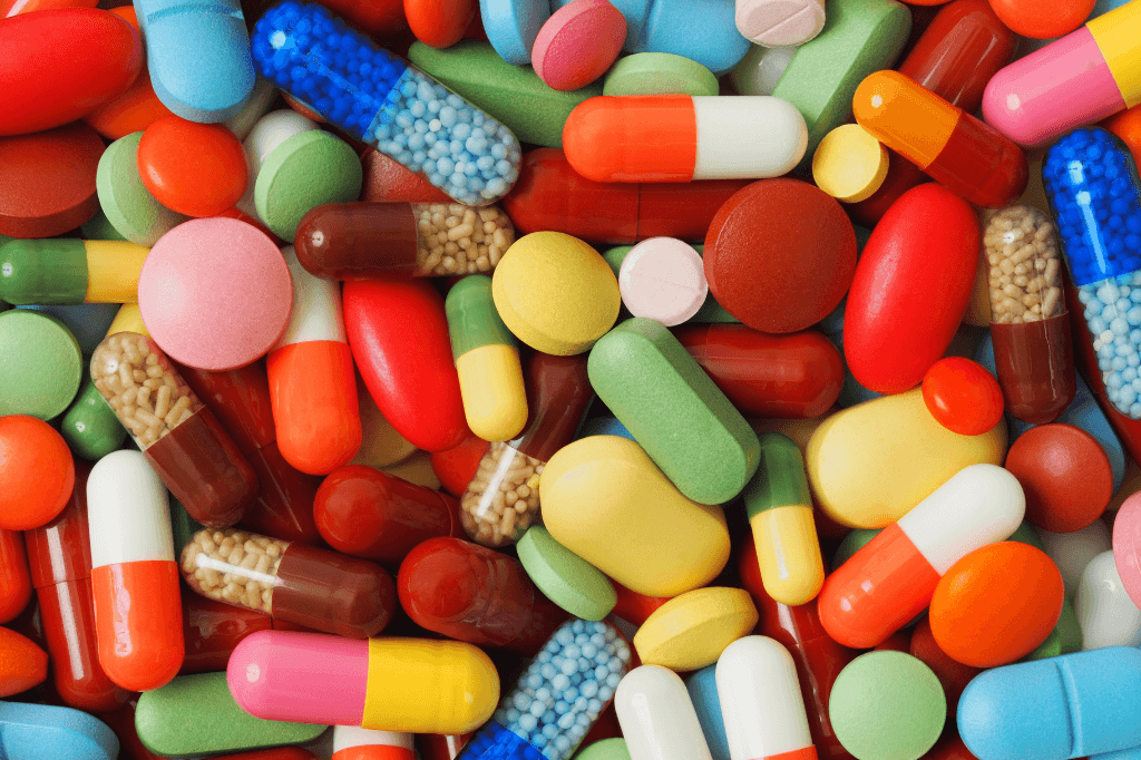 Πολλά χάπια, σε διάφορα χρώματα και σχήματα.