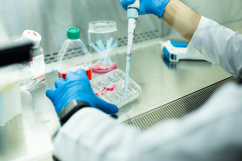 Ένας ειδικός επεξεργάζεται σε εργαστήριο δείγματα αίματος διαμοιράζοντας τα σε σωληνάρια.