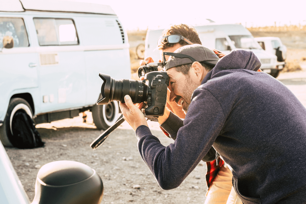 Ένας άνδρας φωτογραφίζει με ειδική φωτογραφική μηχανή με επαγγελματικό φακό.