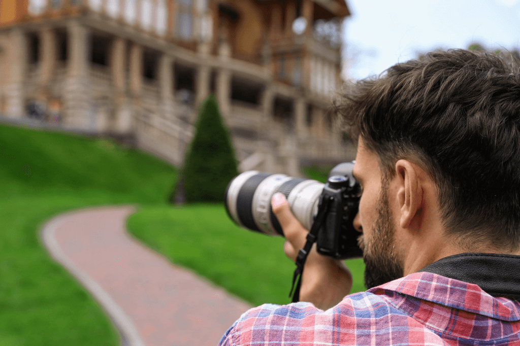 Ένας άνδρας φωτογραφίζει ένα σπίτι με ειδική επαγγελματική μηχανή.