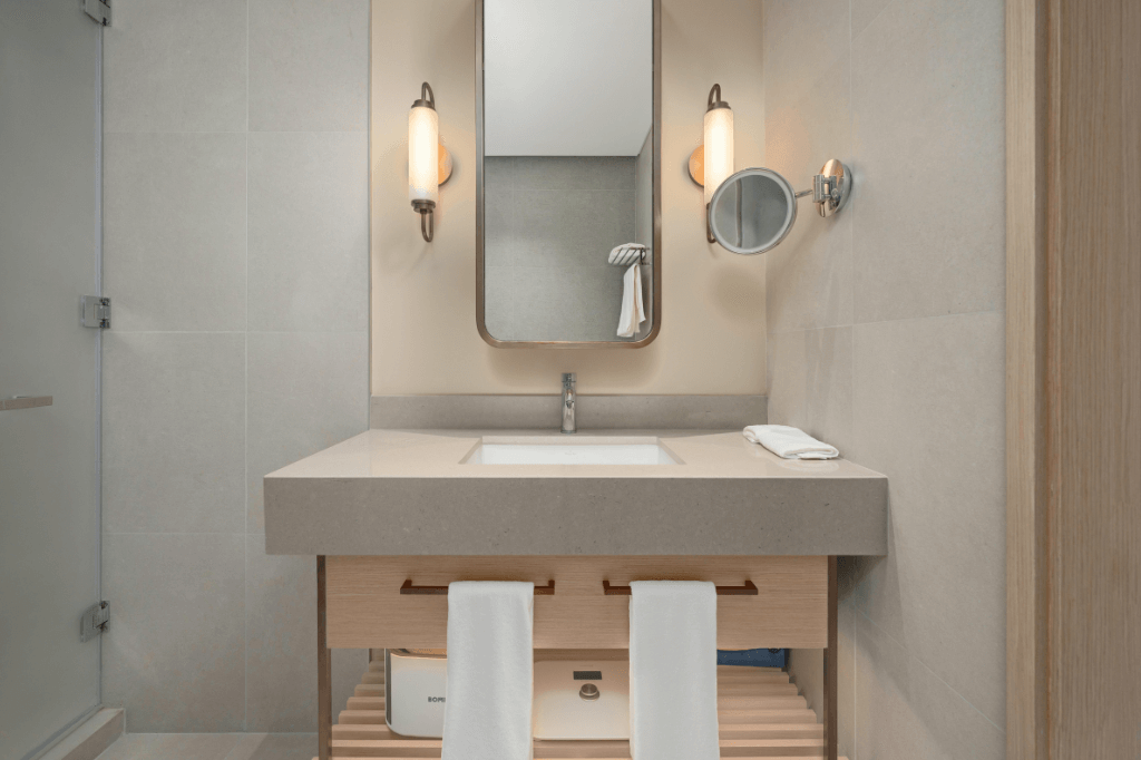 Νιπτήρας σε μικρό μπάνιο σπιτιού 