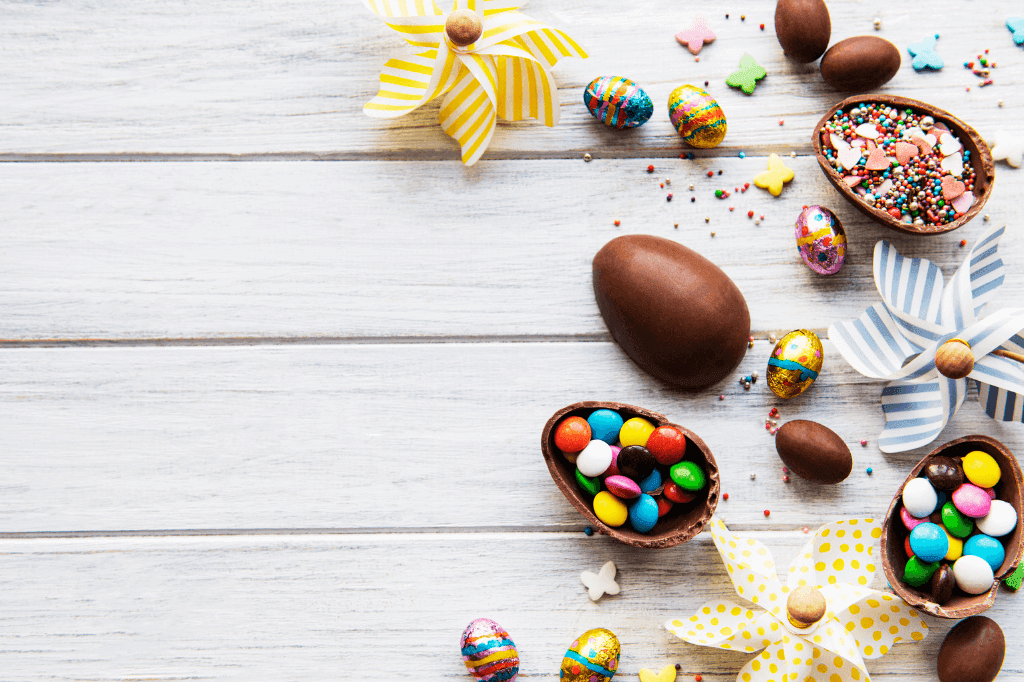 Σοκολατένια αυγά γεμάτα με πολύχρωμα κουφετάκια επάνω σε τραπέζι
