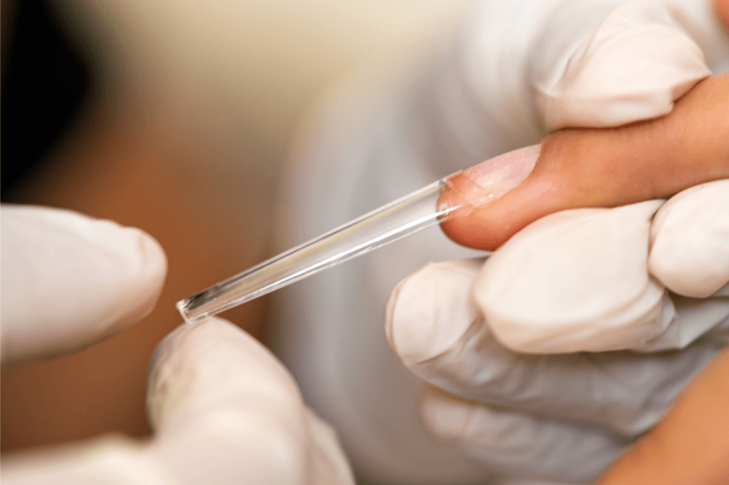 Επαγγελματίας εφαρμόζει σε γυνακείο δάχτυλο, ακρυλικό νύχι.