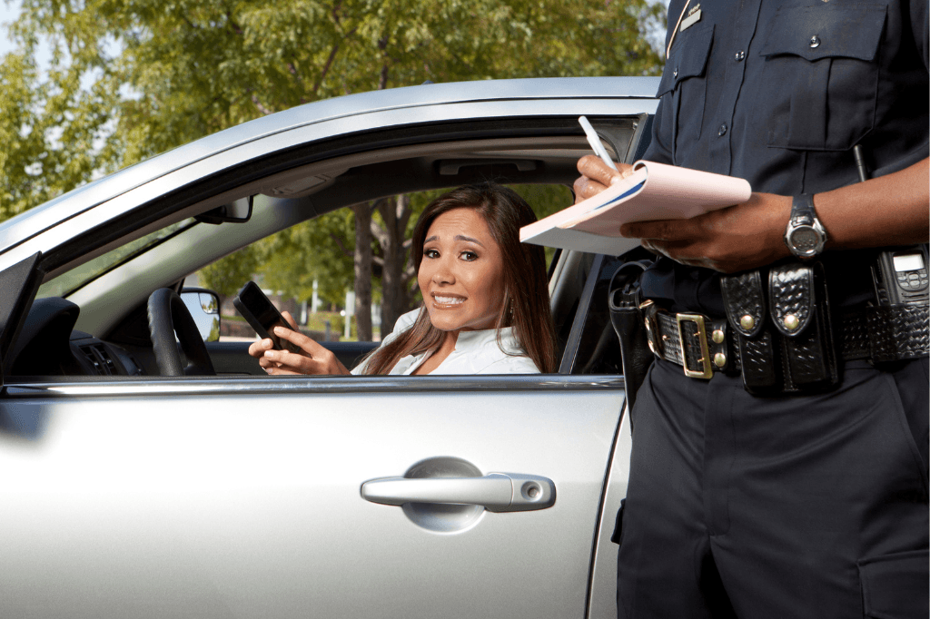 Τροχονόμος δίνει κλήση σε γυναίκα οδηγό.